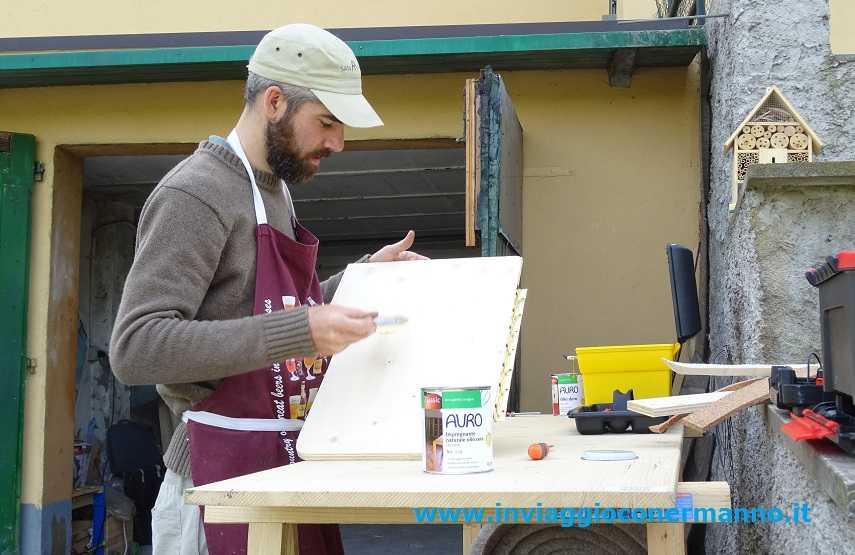 Roberto al lavoro con i prodotti AURO
